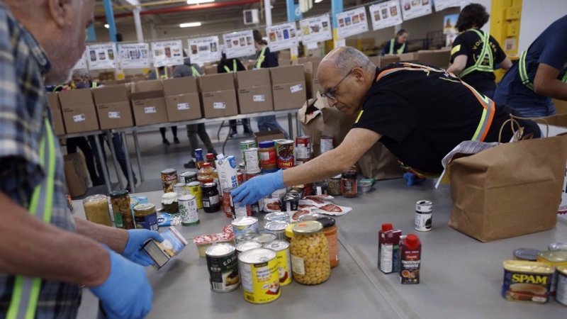  Hundreds of thousands of Canadians flock to food banks as inflation soars 