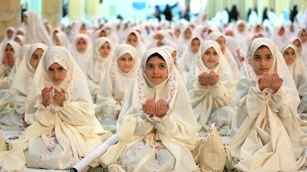 Masuk Usia Baligh, 1000 Siswi di Hamedan Hadiri Jashn-e Taklif (1)