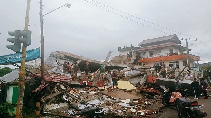 שתי רעידות אדמה בעוצמה 6.1 ו-5.8 הורגשו באי במערב אינדונזיה