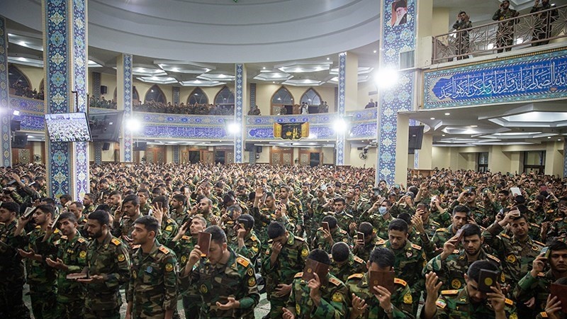 Tentara Iran mengikuti doa malam ke-19 Ramadan, Minggu (9/4/2023).