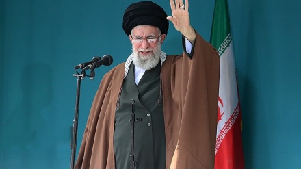 伊斯兰革命最高精神领袖在开斋节祈祷的演讲中说：敌人在西亚的军事战略已经失败