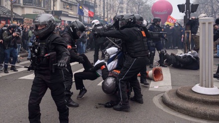 Réforme des retraites: la police française attaque les manifestants