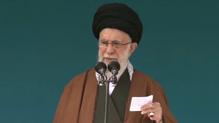 イラン最高指導者；「西側の軍事戦略は西アジアで失敗」、断食明け礼拝にて