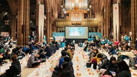 (VIDEO) Ramadan, banchetto Eftar presso chiesa Manchester 