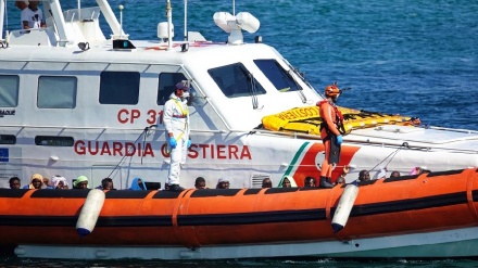Italia, Continuano gli sbarchi, salvataggio barcone con 500 migranti