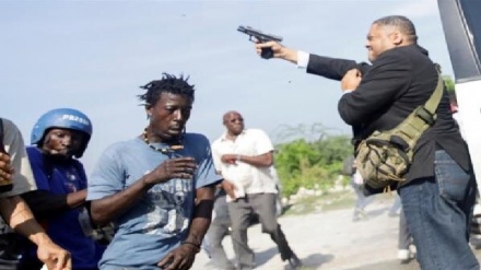 האיטי: המונים הוציאו ממעצר ושרפו למוות 13 חשודים בחברות בכנופיה
