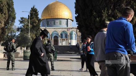 Illegal Zionist settlers break into al-Aqsa after regime forces attack Palestinian worshipers 