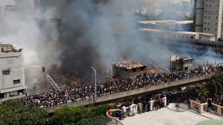 バングラデシュの衣服市場で大火災