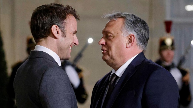 ハンガリーのオルバン・ビクトル首相とフランスのエマニュエル・マクロン大統領