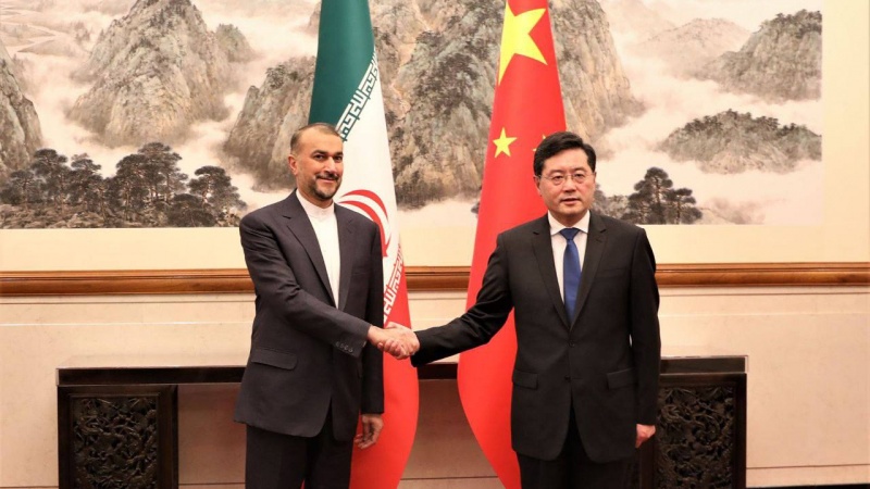 北京でのアミールアブドッラーヒヤーン・イラン外相と秦剛・中国外相