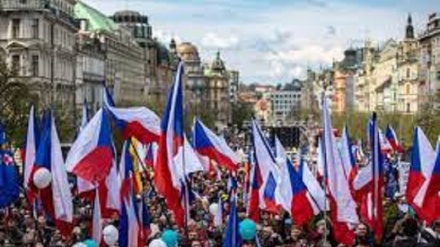 Repubblica ceca, in migliaia in piazza contro il governo a Praga