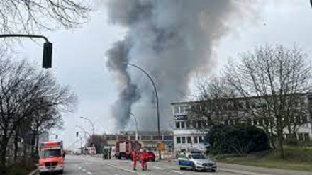Germania, maxi incendio ad Amburgo: allarme nube tossica