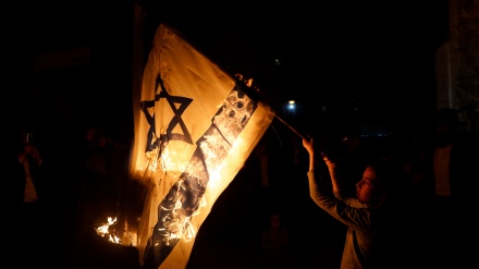  聖地ベイトルモガッダスで、ユダヤ人集団がイスラエル旗を焼却