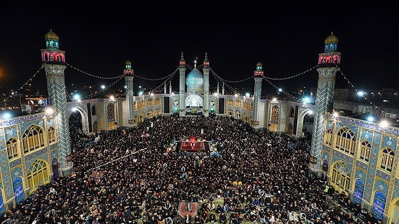 Doa bersama di Kompleks Imamzadeh Mohammad Hilal bin Ali sa, di Aran Va Bidgol, Selasa (11/4/2023) malam.