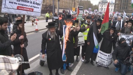 英ロンドンでの「世界ゴッツの日」の行進で、ユダヤ教律法学者がイスラエル旗を燃やす