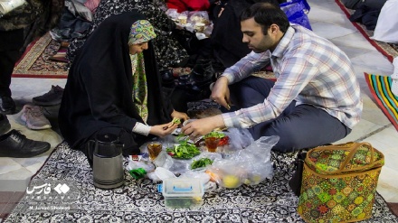 (FOTO DEL GIORNO) Tehran, momento dell'Eftar