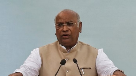 মোদী সরকার মুখে গণতন্ত্রের কথা বলে, কিন্তু নিজেরাই তা মানে না : খাড়গে  