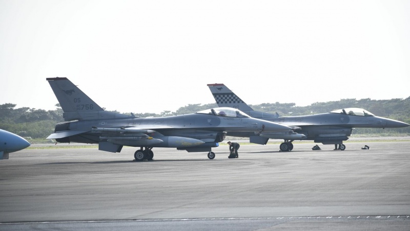 沖縄・ 下地島空港に米軍F16戦闘機2機が緊急着陸