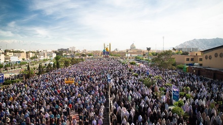 Ratusan Ribu Warga Rey Salat Idul Fitri di Haram Shah Abdul Azim sa