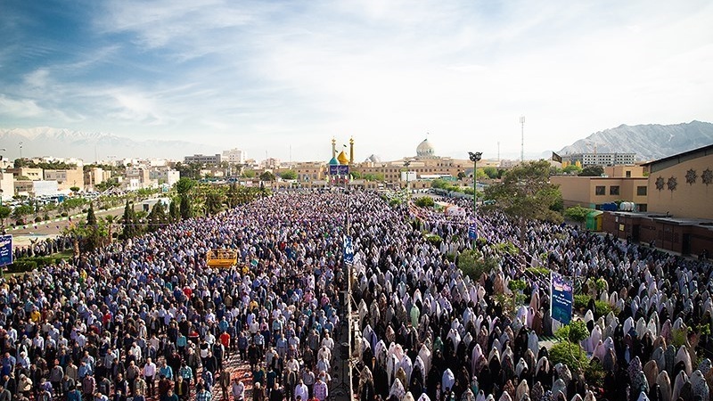 Salat Idul Fitri di Haram Shah Abdul Azim sa, Sabtu (22/4/2024).