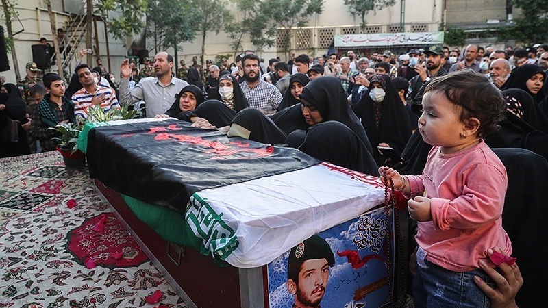 Tasyi jenazah Jani Bet Oshana, tentara Iran dari minoritas agama di negara ini.