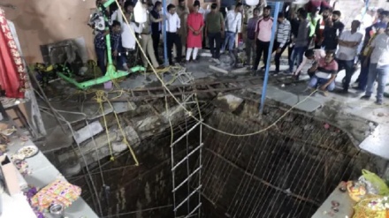 インド寺院で祭礼中に“井戸の覆い”崩落、多数が死傷