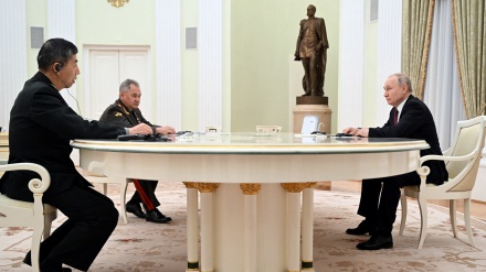 中国国防相がロシア大統領と会談、「強固」な関係称賛