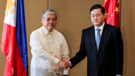 中国・フィリピン外相が会談、南シナ海の領有権問題解決めざす