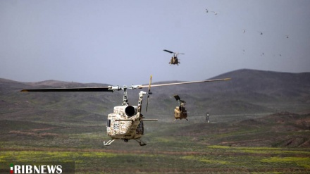 (FOTO) Iran, parata aerea dell'esercito - 1          