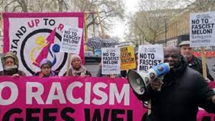 Inghilterra, protesta contro Meloni davanti a Downing street