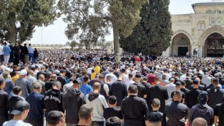 Besimtarët myslimanë në Xhaminë Al-Aksa theksojnë përballjen me regjimin sionist