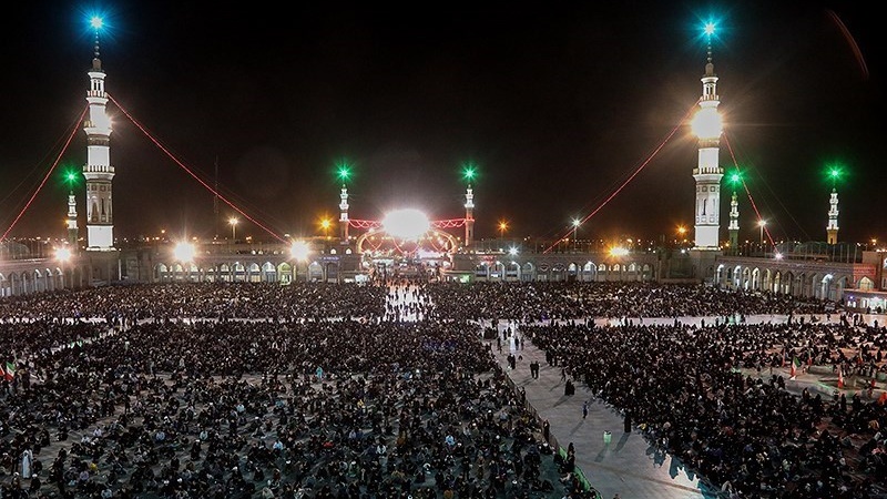 Doa bersama malam ke-19 Ramadan di Masjid Jamkaran, Qom, Minggu (9/4/2023).