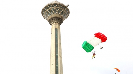 پرش چتربازان از برج میلاد تهران به مناسبت روز جمهوری اسلامی