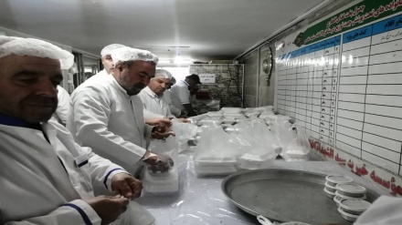 توزیع غذای گرم برای خانواده های نیازمند از طرف موسسه خیریه حضرت سید الشهدا (ع) در مشهد