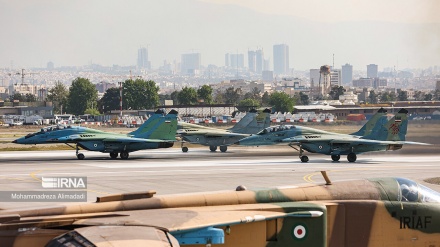 Parada e avionëve luftarakë të forcave ajrore të Ushtrisë së Iranit