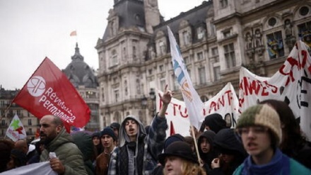 Scontri a Parigi dopo l'ok alla riforma delle pensioni