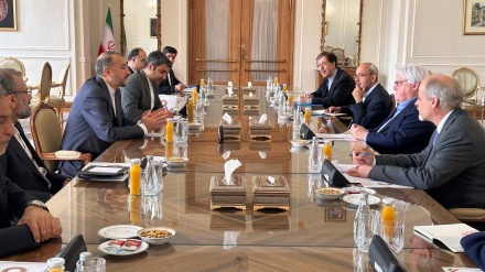 国連事務次長がイラン外相と会談