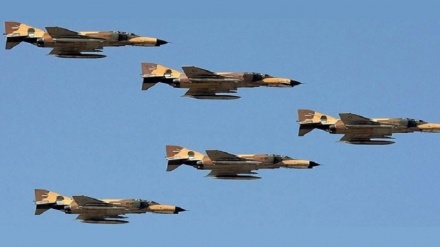 Mbi 40 avionëve luftarakë marrin pjesë në paradën ajrore të Ditës së Ushtrisë së Iranit