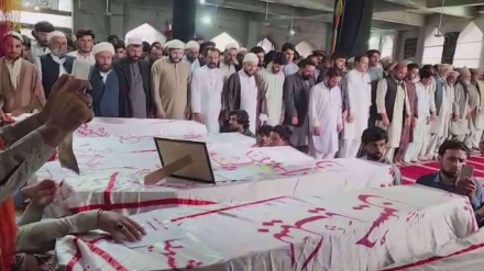 পাকিস্তানে হাজারো মানুষের উপস্থিতি অনুষ্ঠিত হলো ৭ শিয়া স্কুলশিক্ষকের জানাজা 