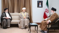 イランイスラム革命最高指導者のハーメネイー師、オマーンのハイサム・ビン・タリク国王とライースィー・イラン大統領