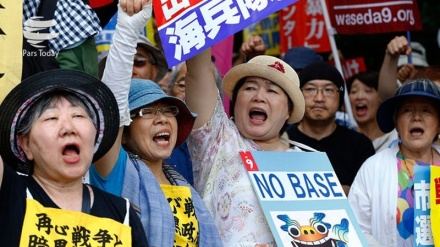 Rakyat Jepang Memrotes Kelanjutan Kehadiran Militer AS