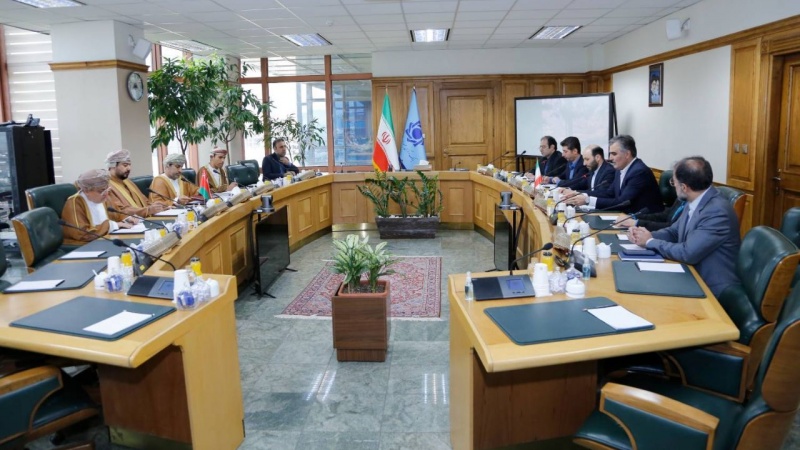 イラン中央銀行のファルズィーン総裁とオマーンの通商・産業代表団の会談