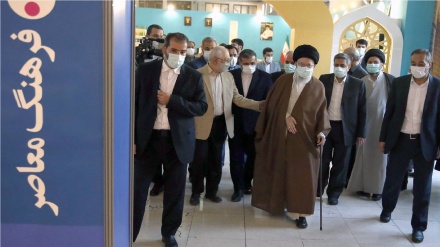 (FOTO) Ayatollah Khamenei in visita alla Fiera del Libro di Tehran
