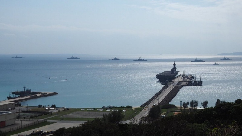 沖縄・中城湾に日米の潜水艦が同時停泊