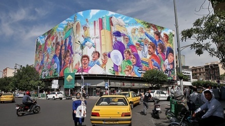 Promosi Pameran Buku, Mural Raksasa Terlihat di Enghelab Square 