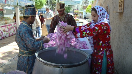 テヘラン東部・エシュラーグ文化センターのバラ水祭り