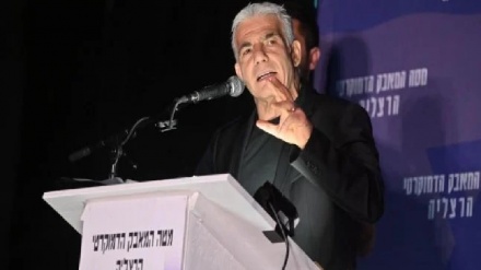 לפיד בהפגנה: לא יהיה מצב שבו הקואליציה תבחר לעצמה שופטים