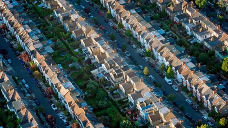  Report: 1.6 million UK households facing mortgage cost surge 