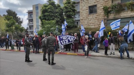 מאות בני אדם הפגינו סמוך לביתו של גנץ בקריאה לפרוש מההידברות
