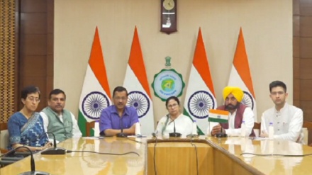 কেন্দ্রীয় সরকারের বিরুদ্ধে সুর চড়িয়ে দিল্লি ও পাঞ্জাবের মুখ্যমন্ত্রীর সঙ্গে বৈঠক করলেন মমতা